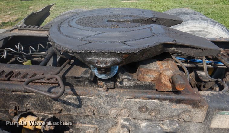 image for item DA5329 2000 Freightliner FLD 120  semi truck