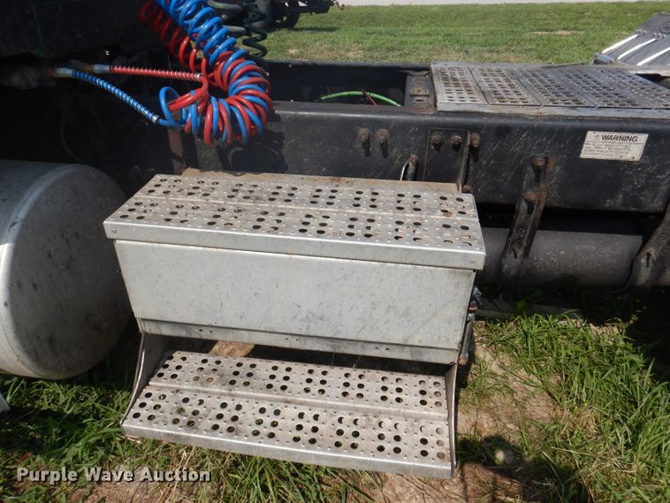 image for item DA5329 2000 Freightliner FLD 120  semi truck