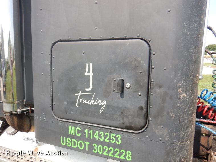 image for item DA5329 2000 Freightliner FLD 120  semi truck