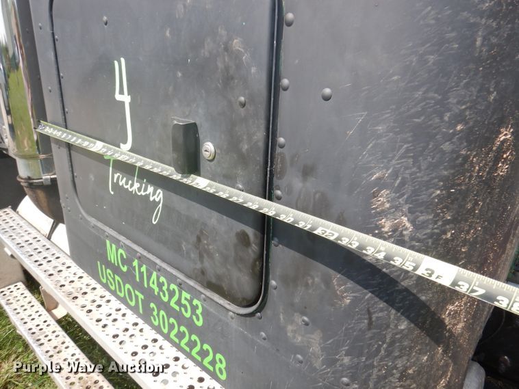 image for item DA5329 2000 Freightliner FLD 120  semi truck