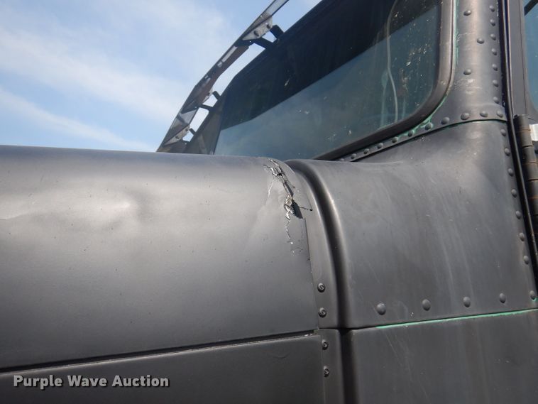 image for item DA5329 2000 Freightliner FLD 120  semi truck