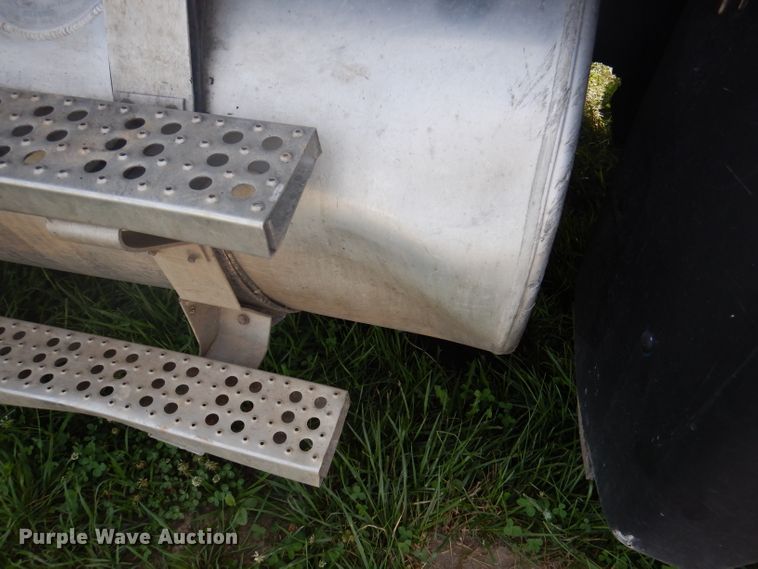 image for item DA5329 2000 Freightliner FLD 120  semi truck