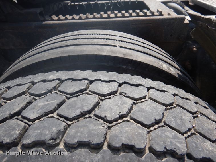 image for item DA5329 2000 Freightliner FLD 120  semi truck