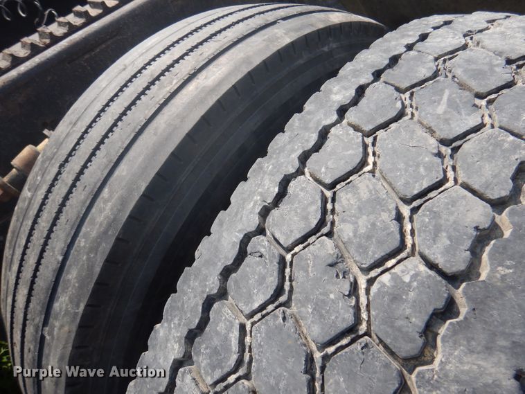 image for item DA5329 2000 Freightliner FLD 120  semi truck