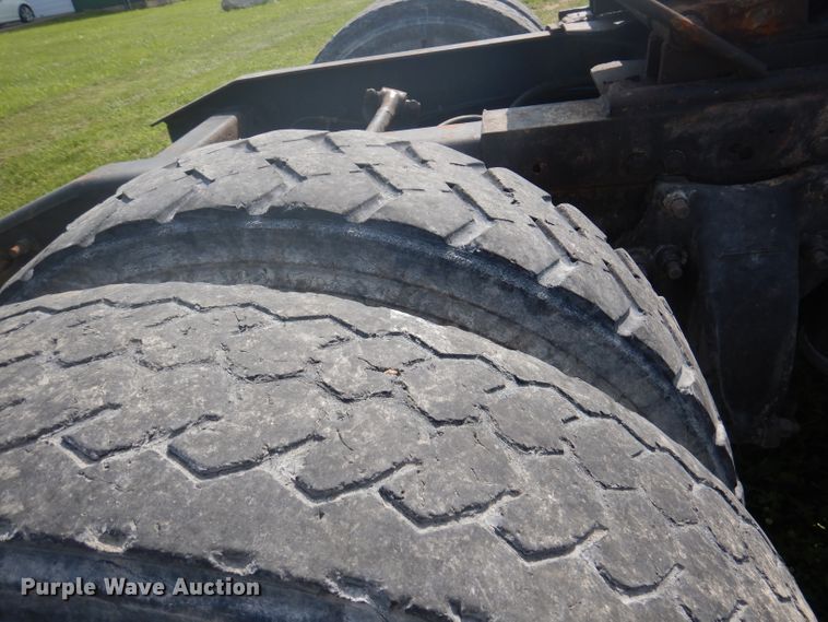 image for item DA5329 2000 Freightliner FLD 120  semi truck