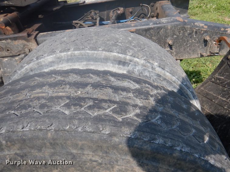 image for item DA5329 2000 Freightliner FLD 120  semi truck