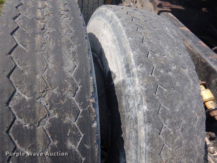 image for item DA5329 2000 Freightliner FLD 120  semi truck