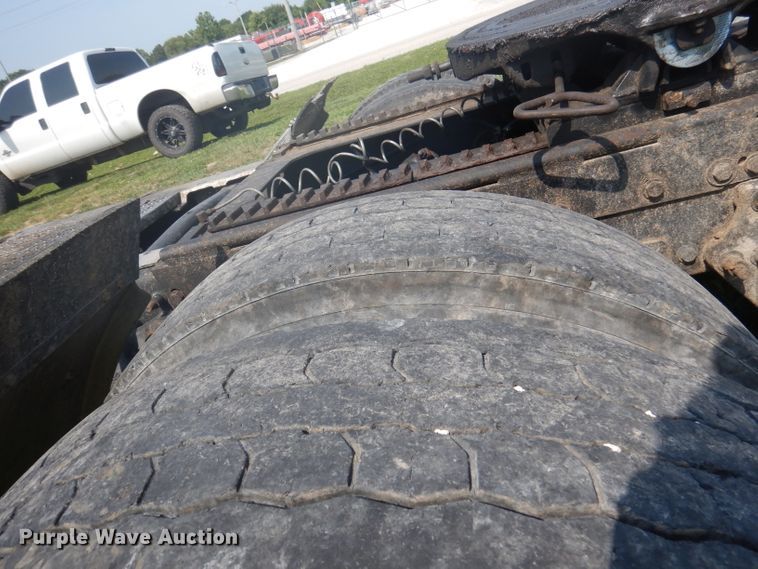 image for item DA5329 2000 Freightliner FLD 120  semi truck