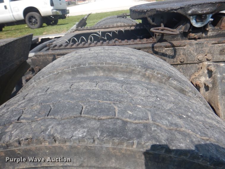 image for item DA5329 2000 Freightliner FLD 120  semi truck