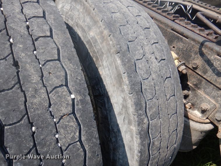 image for item DA5329 2000 Freightliner FLD 120  semi truck