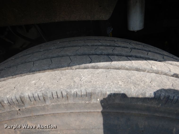 image for item DA5329 2000 Freightliner FLD 120  semi truck