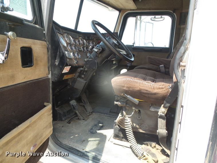 image for item DI5675 1992 Peterbilt 379  tow truck