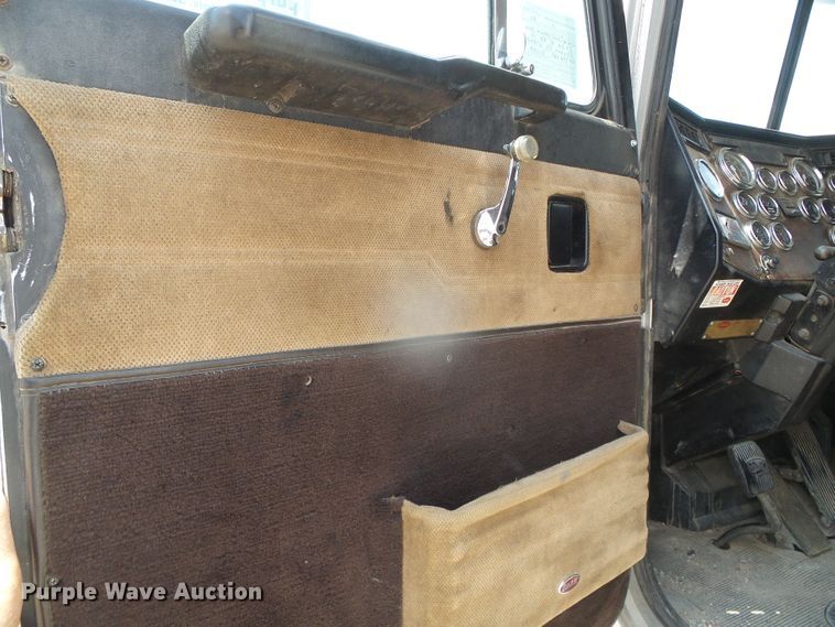 image for item DI5675 1992 Peterbilt 379  tow truck