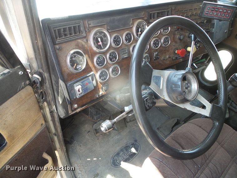 image for item DI5675 1992 Peterbilt 379  tow truck