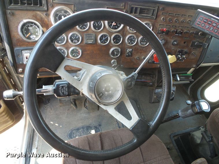 image for item DI5675 1992 Peterbilt 379  tow truck