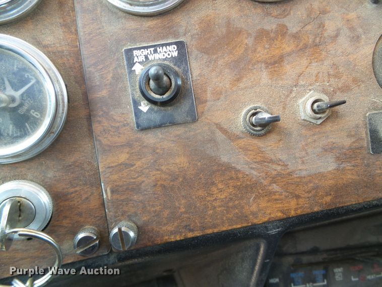 image for item DI5675 1992 Peterbilt 379  tow truck