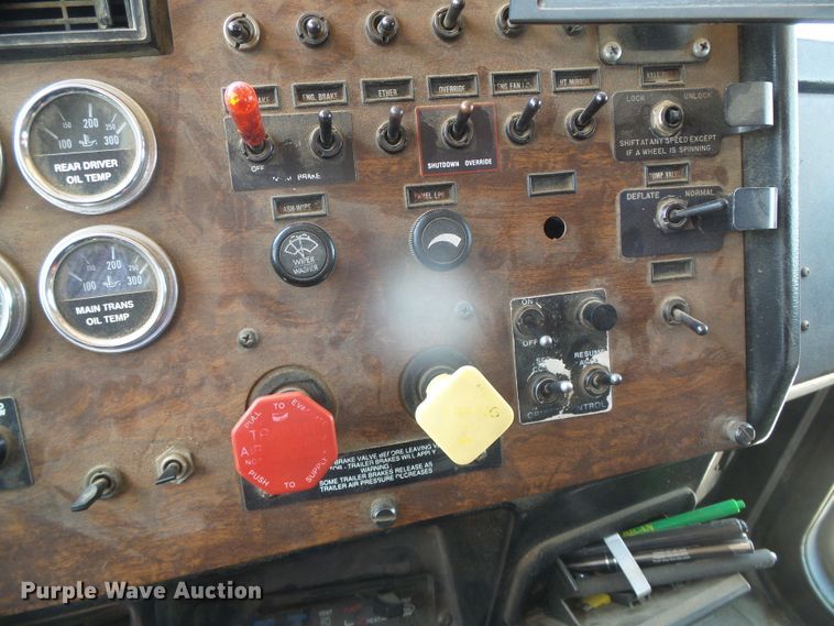 image for item DI5675 1992 Peterbilt 379  tow truck