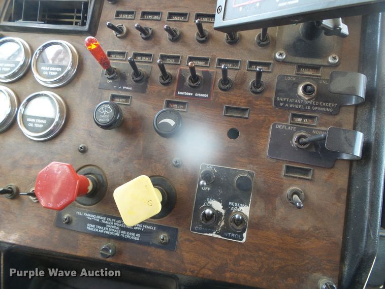 image for item DI5675 1992 Peterbilt 379  tow truck