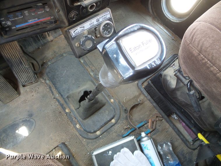 image for item DI5675 1992 Peterbilt 379  tow truck