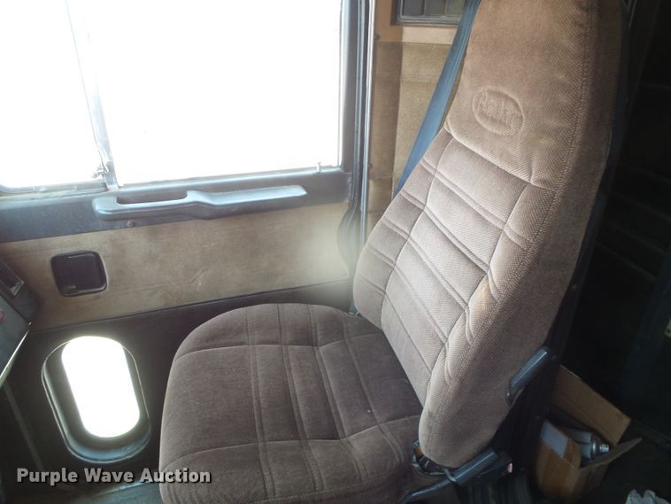 image for item DI5675 1992 Peterbilt 379  tow truck