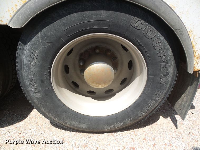 image for item DI5675 1992 Peterbilt 379  tow truck