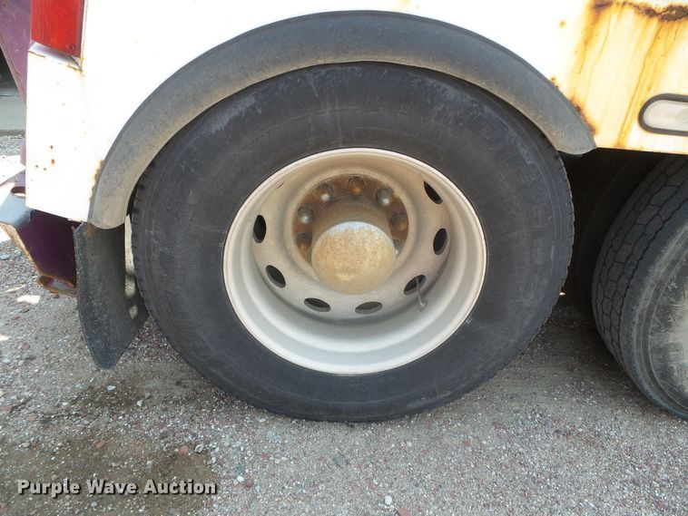 image for item DI5675 1992 Peterbilt 379  tow truck