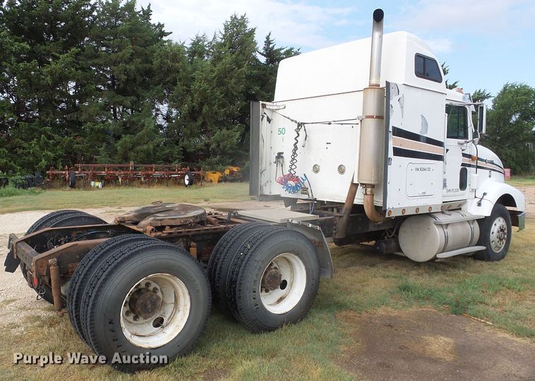 image for item DI5677 1995 International 9400  semi truck