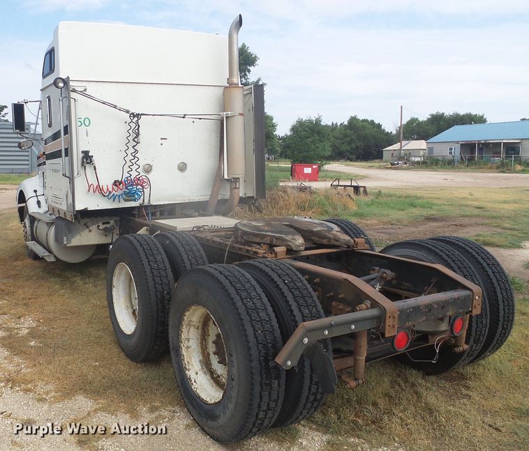 image for item DI5677 1995 International 9400  semi truck