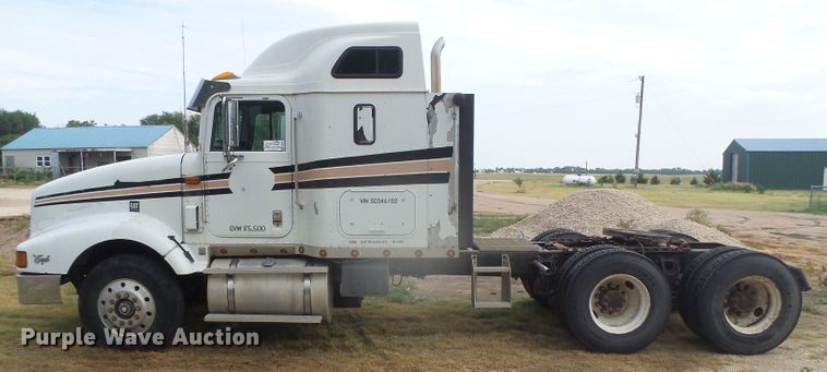 image for item DI5677 1995 International 9400  semi truck