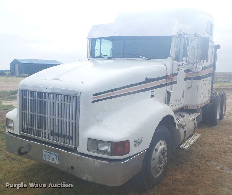 image for item DI5677 1995 International 9400  semi truck