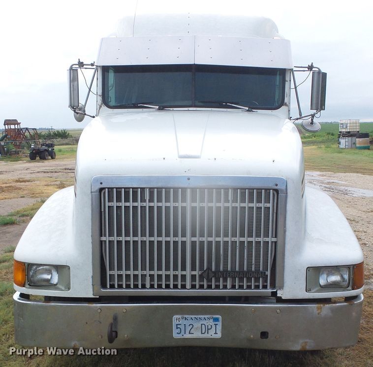 image for item DI5677 1995 International 9400  semi truck