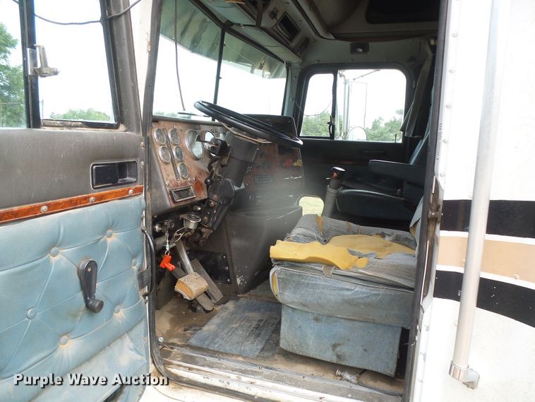 image for item DI5677 1995 International 9400  semi truck