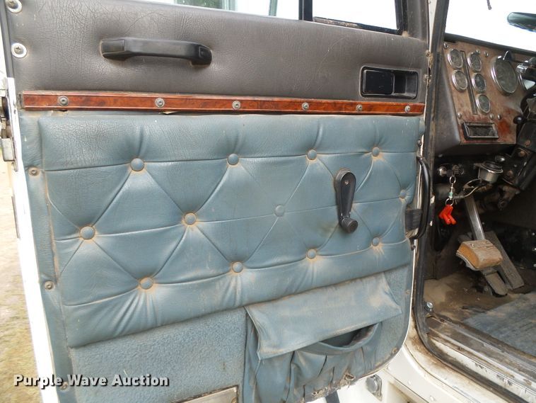 image for item DI5677 1995 International 9400  semi truck