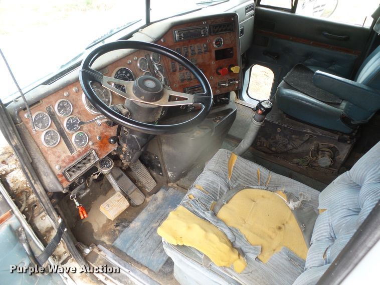image for item DI5677 1995 International 9400  semi truck