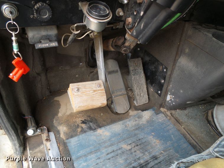 image for item DI5677 1995 International 9400  semi truck