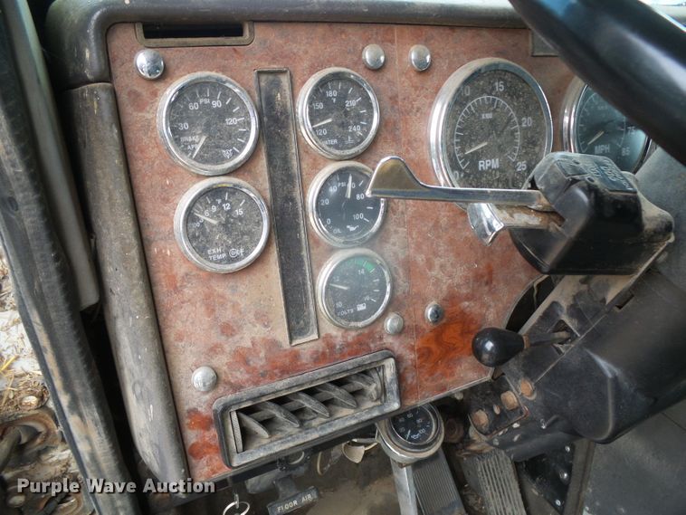 image for item DI5677 1995 International 9400  semi truck