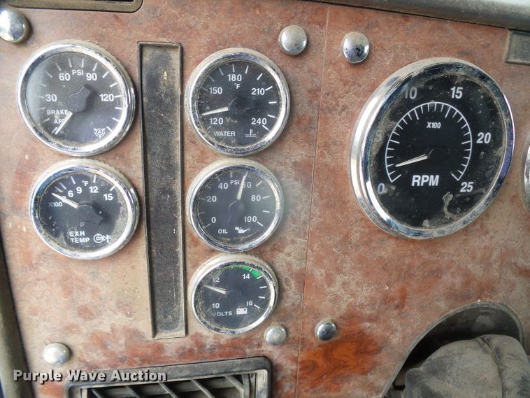 image for item DI5677 1995 International 9400  semi truck