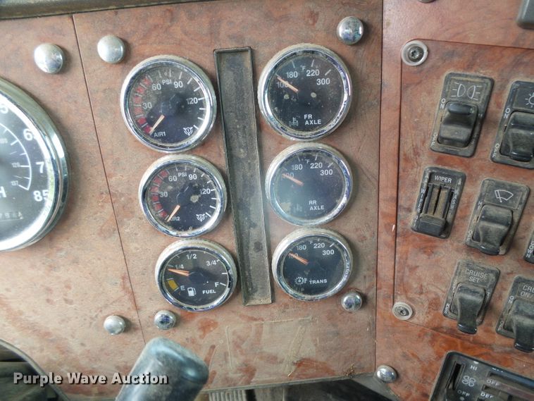 image for item DI5677 1995 International 9400  semi truck