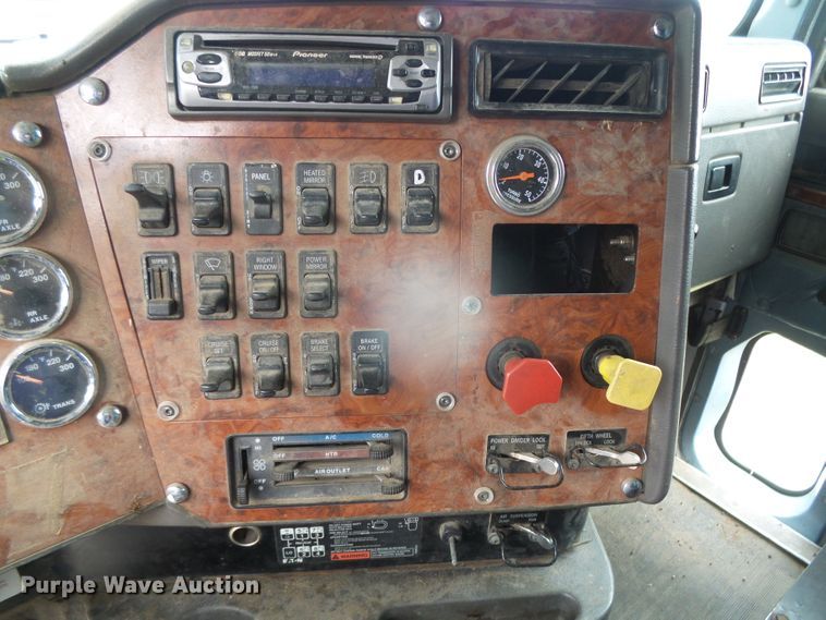image for item DI5677 1995 International 9400  semi truck