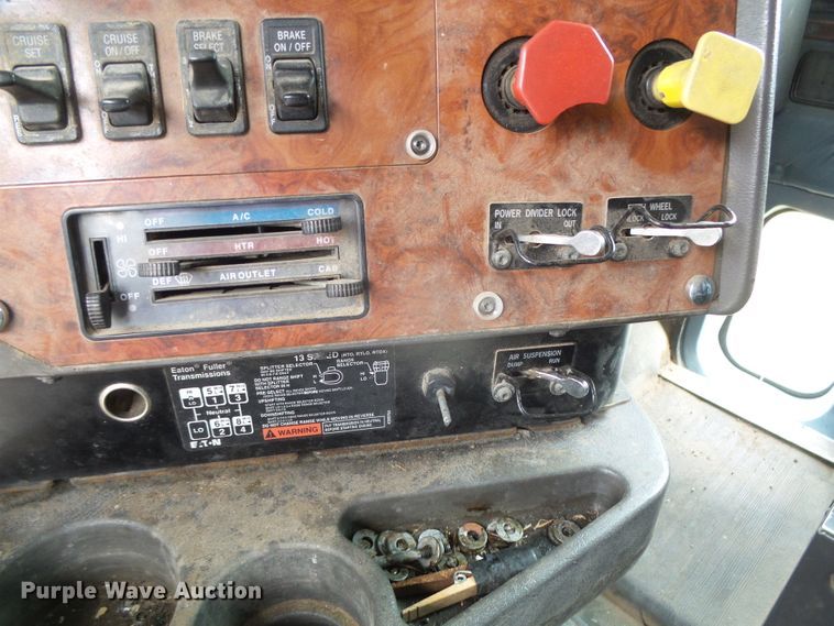 image for item DI5677 1995 International 9400  semi truck