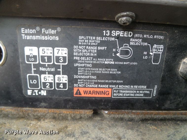 image for item DI5677 1995 International 9400  semi truck