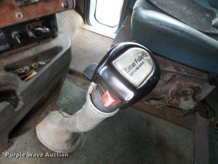 image for item DI5677 1995 International 9400  semi truck