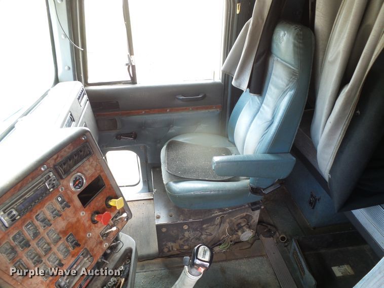 image for item DI5677 1995 International 9400  semi truck