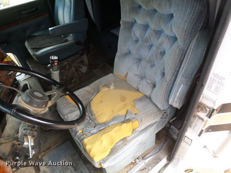image for item DI5677 1995 International 9400  semi truck