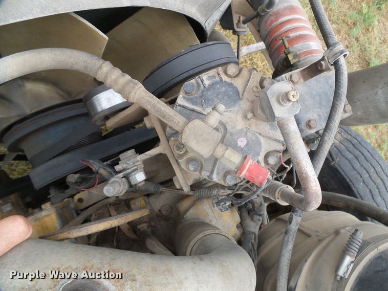 image for item DI5677 1995 International 9400  semi truck