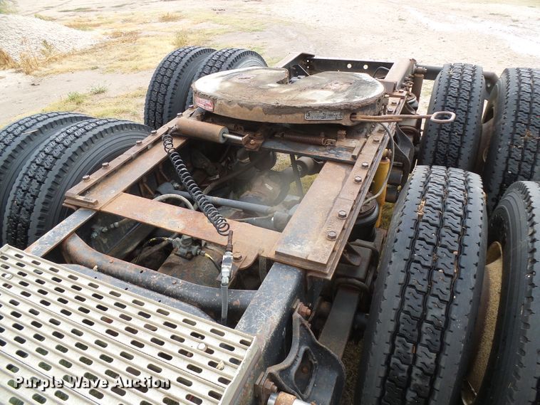 image for item DI5677 1995 International 9400  semi truck