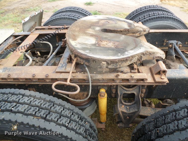 image for item DI5677 1995 International 9400  semi truck