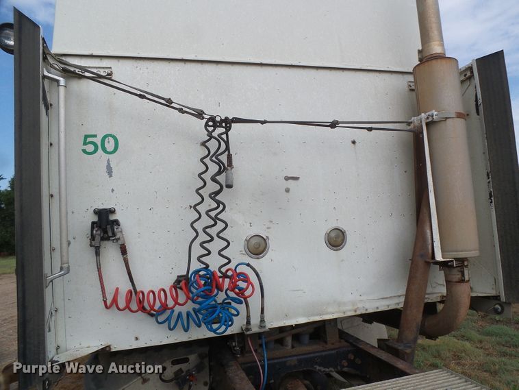 image for item DI5677 1995 International 9400  semi truck