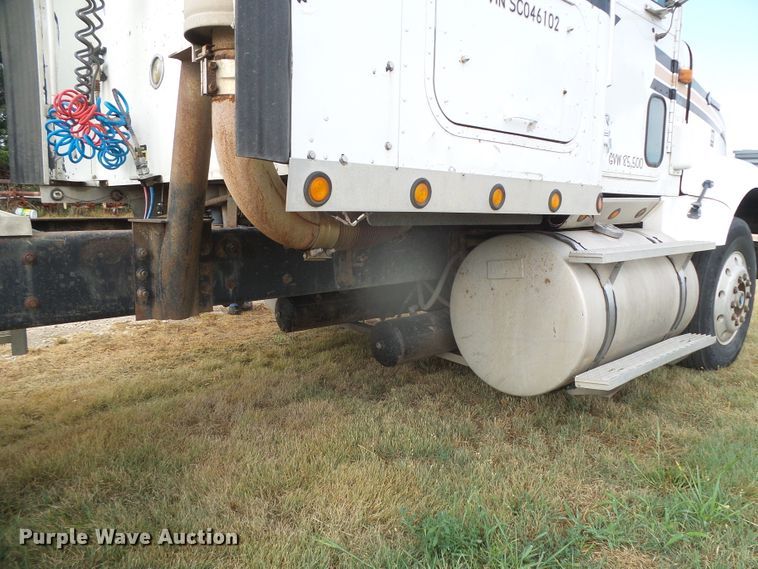 image for item DI5677 1995 International 9400  semi truck
