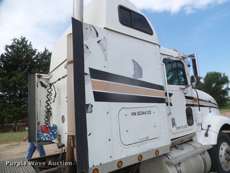 image for item DI5677 1995 International 9400  semi truck